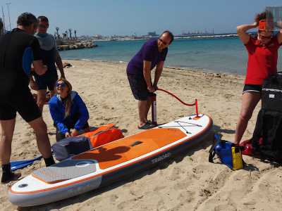 Avviciniamo il 27enne Nunzio, che da un anno a questa parte con un gruppo di amici ha fondato l�associazione �Sup on the beach� che ha come scopo quella di coinvolgere i baresi facendo loro conoscere questo sport